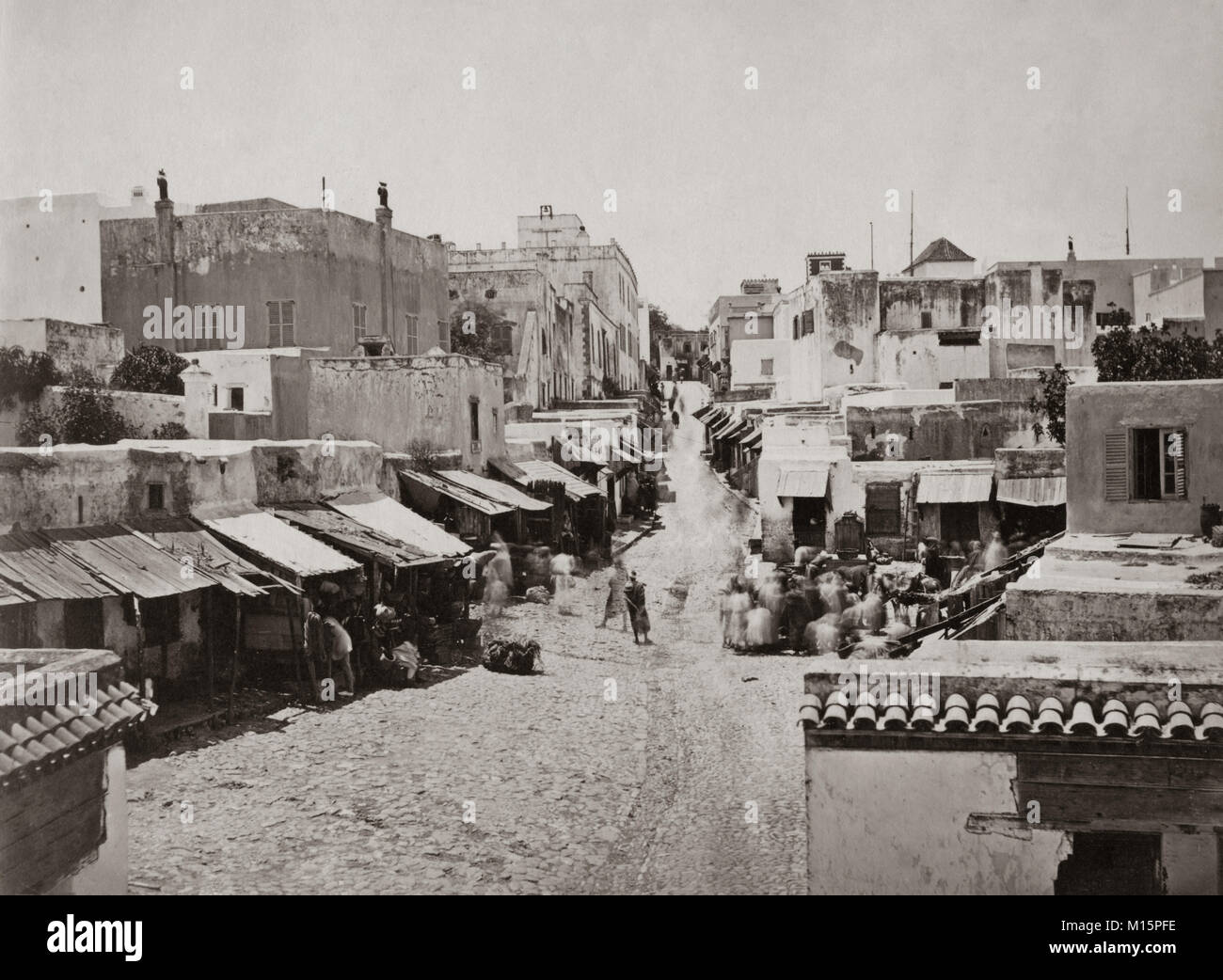Scène de rue à Tanger, Maroc, c.1880 Banque D'Images