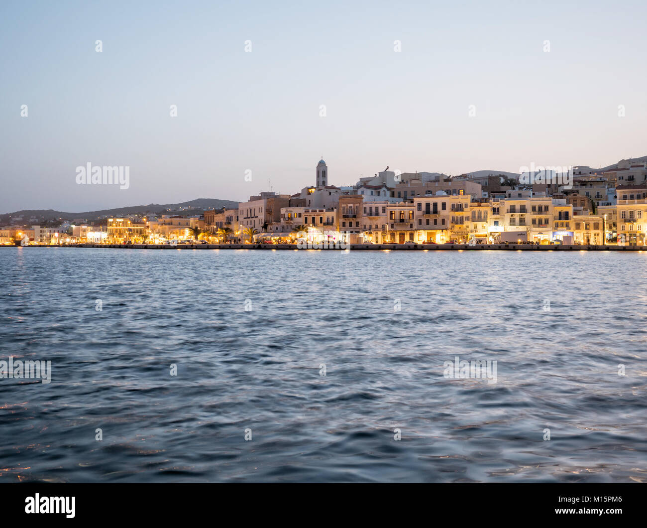 Vue de la ville de Syros avec de beaux bâtiments et maisons dans l'après-midi Banque D'Images