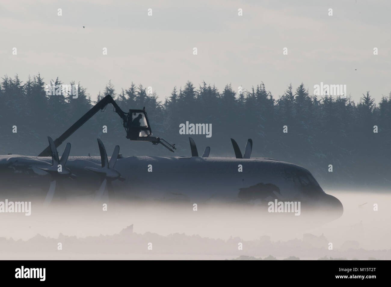 Un aviateur avec le 374e groupe de maintenance travaille à dégivrer un C-130J Super Hercules, le 23 janvier 2018, à Yokota Air Base, le Japon. La base a enregistré 12,5 pouces de neige pendant une période de 24 heures. (U.S. Air Force Banque D'Images