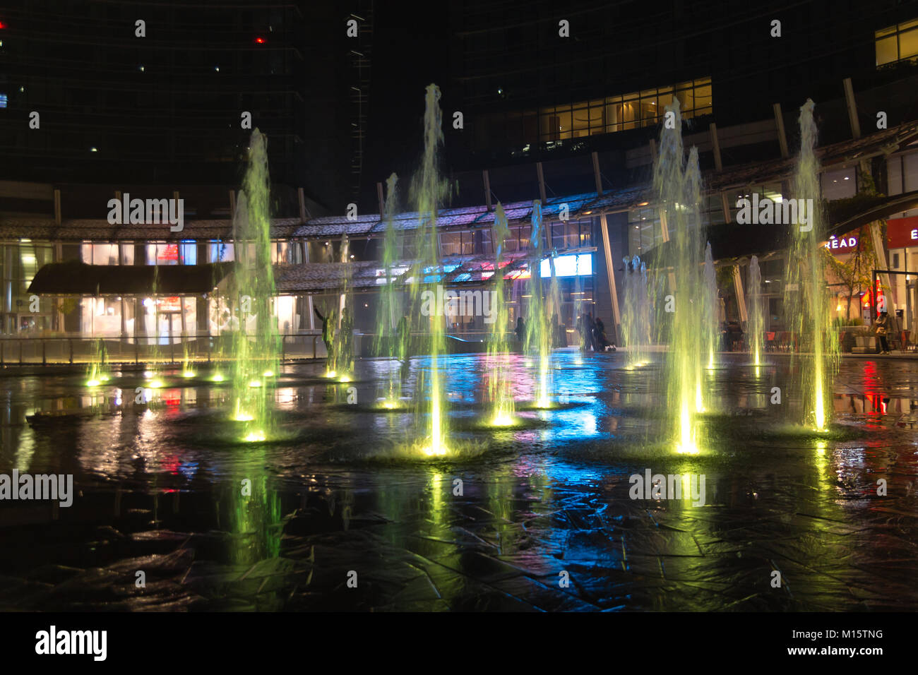 MILAN, ITALIE - 30 octobre 2016 : financial district Vue de nuit. L'eau des fontaines illuminées. Les gratte-ciel modernes dans Gae Aulenti square. La banque Unicredit à Banque D'Images