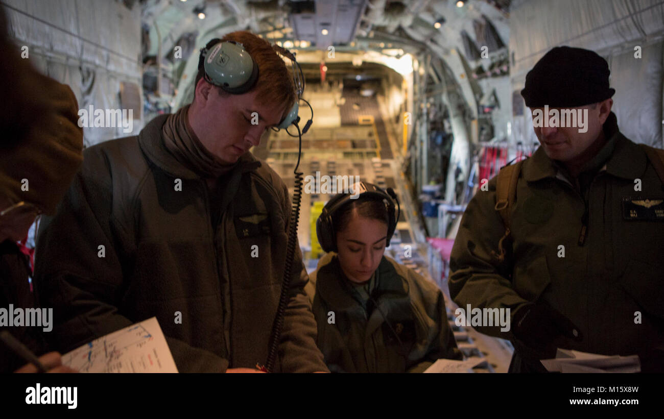 Les Marines américains avec l'Escadron de transport de ravitaillement aérien maritime (VMGR) 252 organiser un bref vol à bord d'un KC-130J Super Hercules à la Base des Forces canadiennes Trenton, Ontario, Canada, le 24 janvier 2018. VMGR-252 effectue un exercice d'entraînement au Canada pour la formation et de l'air froid de l'équipage. (U.S. Marine Corps Banque D'Images