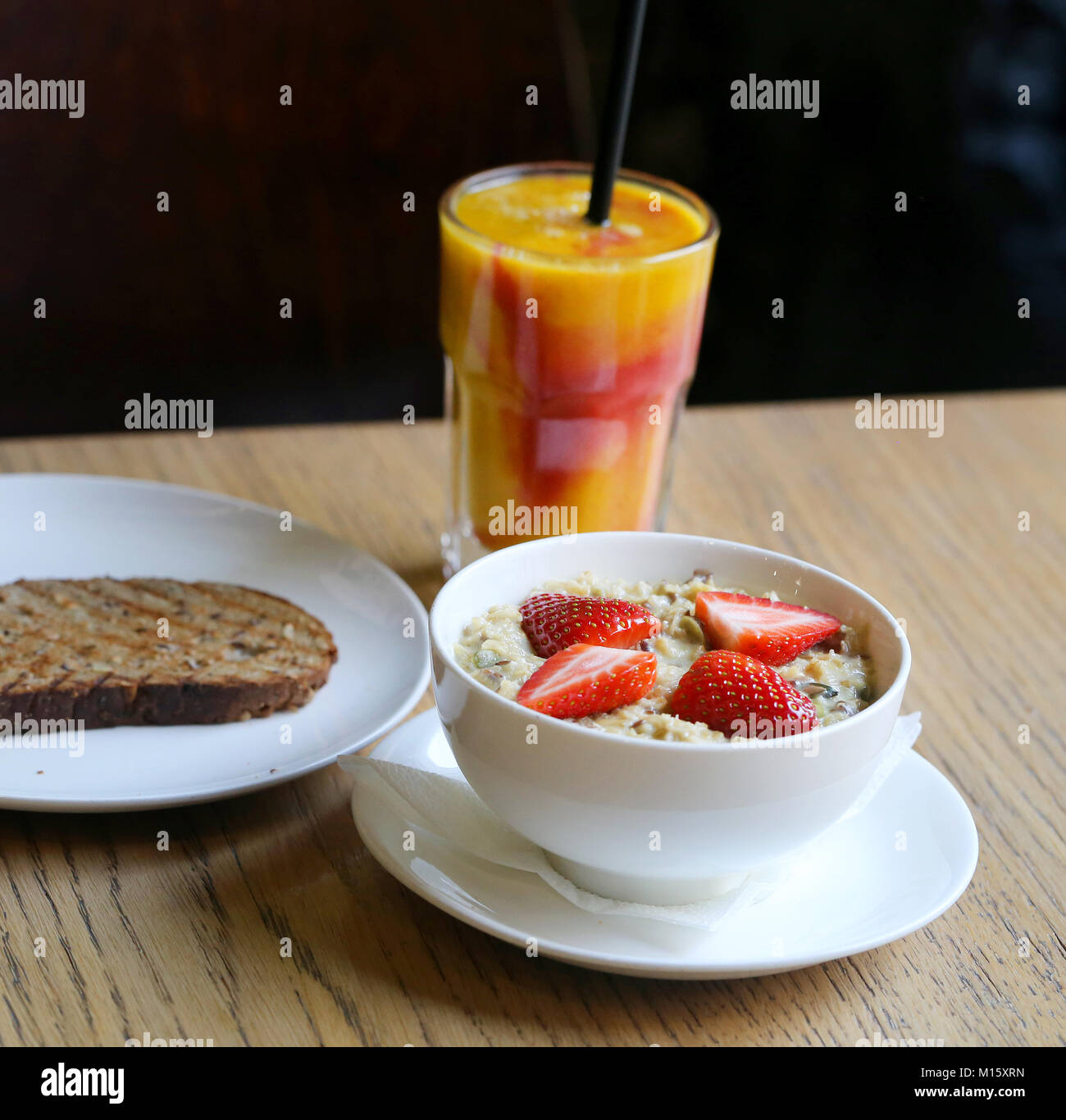 Dans un verre de jus de fruit avec une paille Banque D'Images