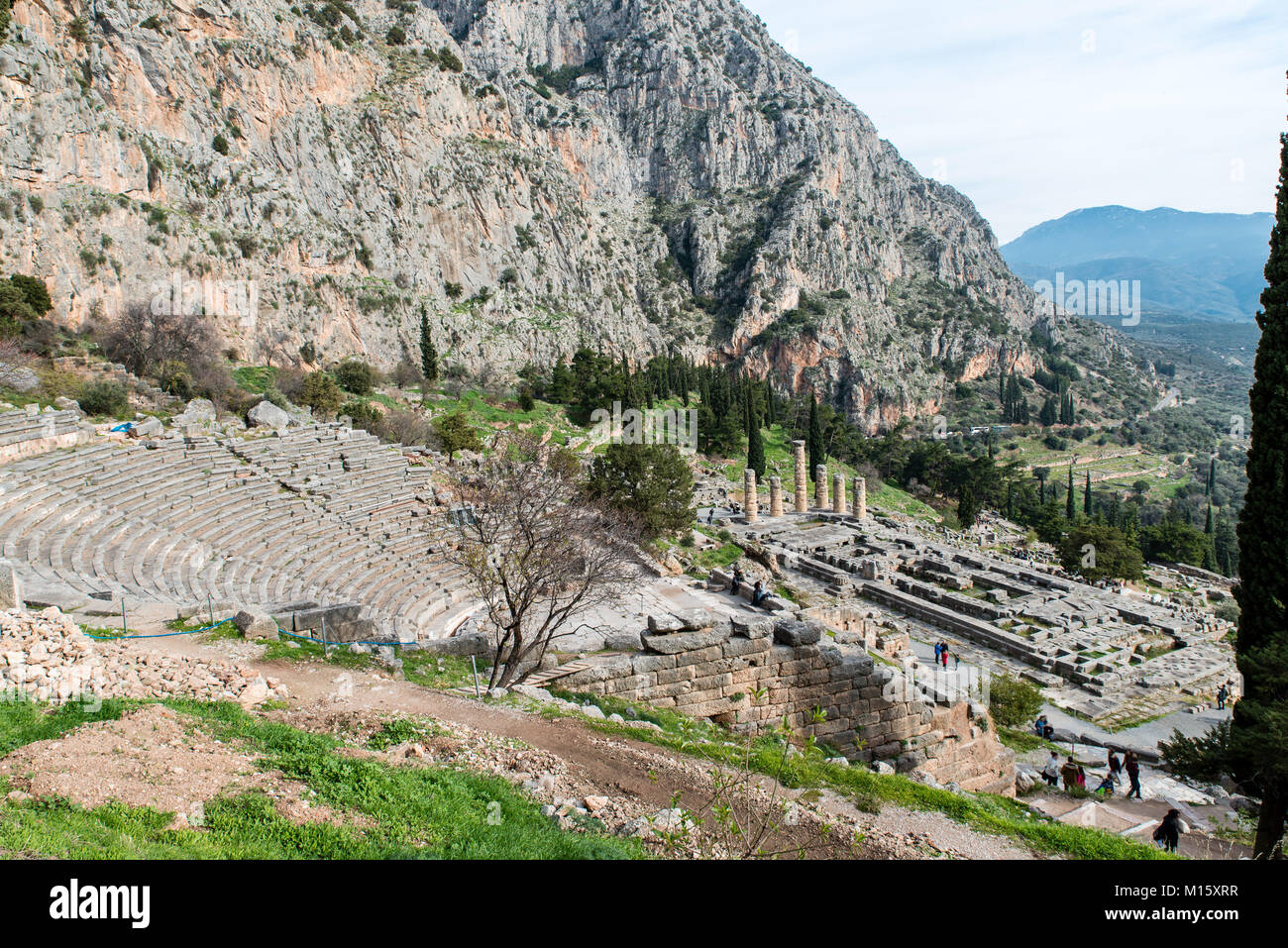 Temple d'Apollon à Delphes et théâtre antique, un site archéologique en Grèce, au Mont Parnasse. Delphes est célèbre par l'oracle au sanctuaire Banque D'Images