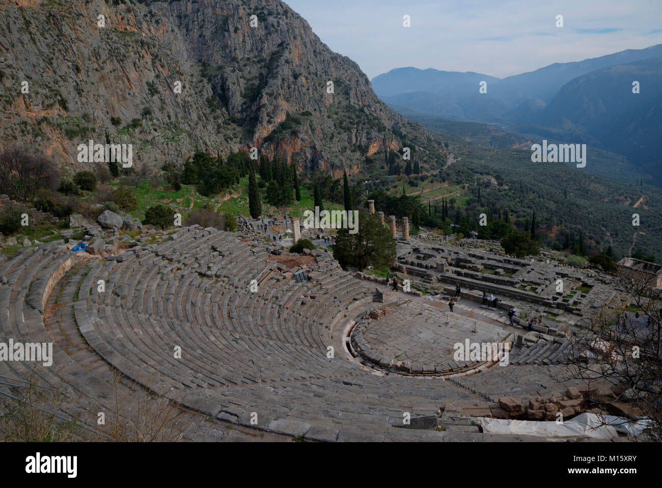 Temple d'Apollon à Delphes et théâtre antique, un site archéologique en Grèce, au Mont Parnasse. Delphes est célèbre par l'oracle au sanctuaire Banque D'Images