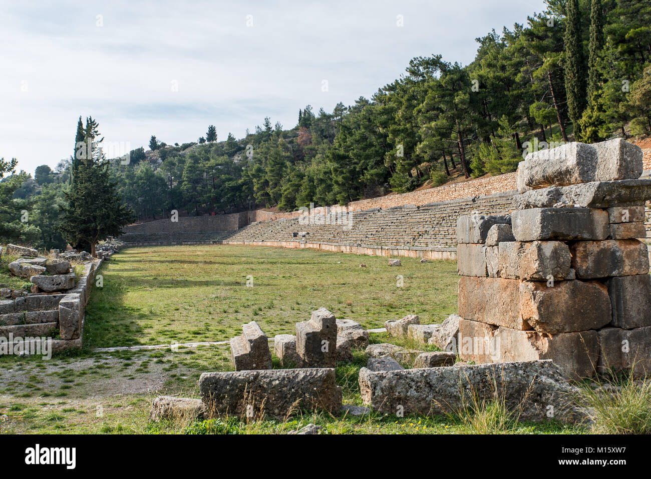 Le stade de Delphes se situe sur le point le plus haut du site archéologique de Delphes. Delphes était un important sanctuaire religieux sacré de la Grèce antique Banque D'Images