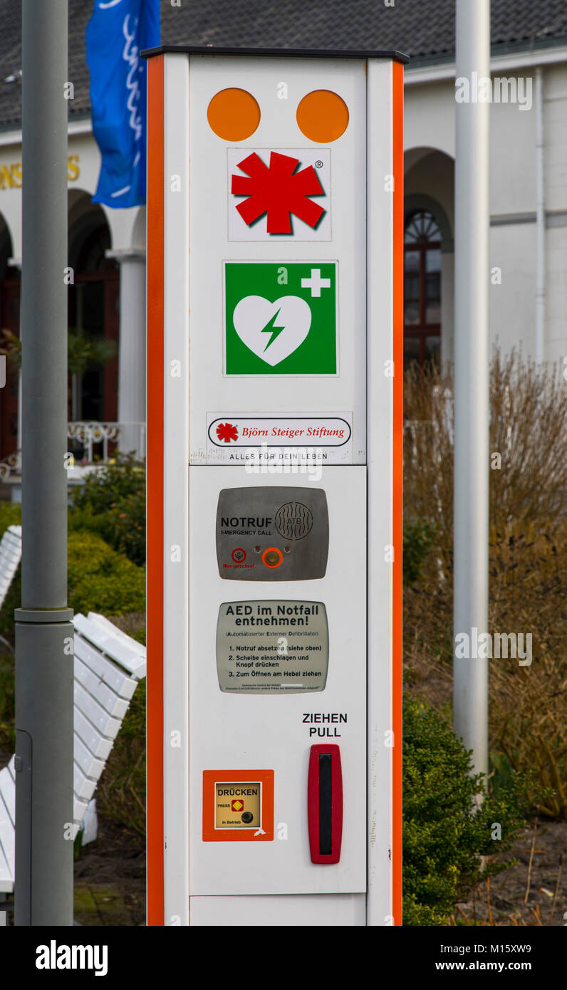 La Frise orientale Mer du Nord de l'île de Norderney, pilier de sauvetage avec fonction d'appel d'urgence et premiers secours, défibrillateur, Allemagne, Banque D'Images