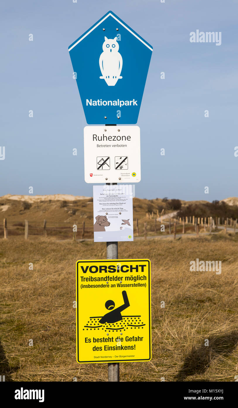 La Frise orientale Mer du Nord, l'île de Norderney signe sur le sentier à travers le paysage de dunes, mer des Wadden Parc National, les sables mouvants, Banque D'Images