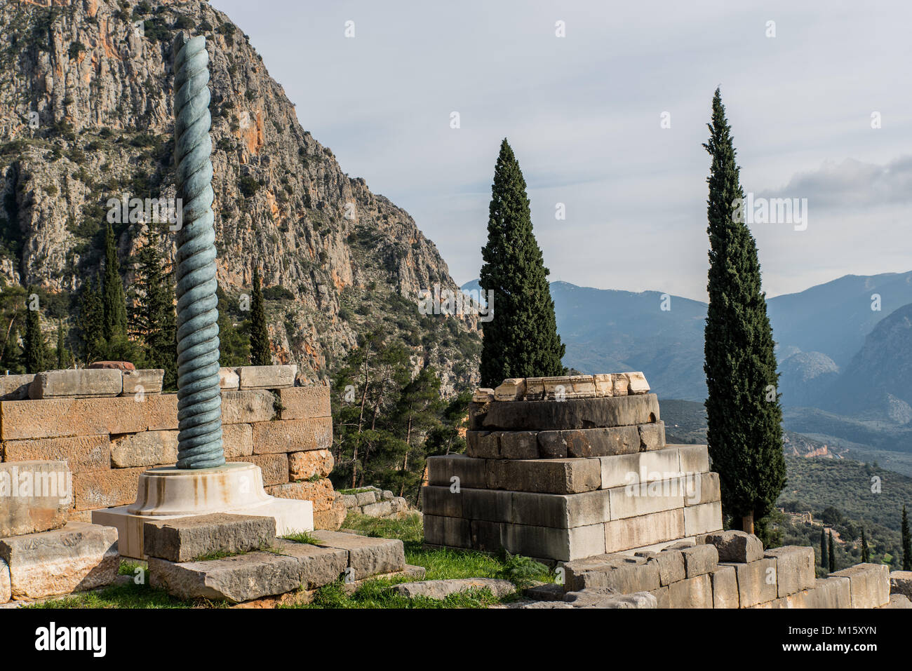 Colonne à côté de Temple d'Apollon à Delphes, un site archéologique en Grèce, au Mont Parnasse. Delphes est célèbre par l'oracle au sanctuaire dedi Banque D'Images