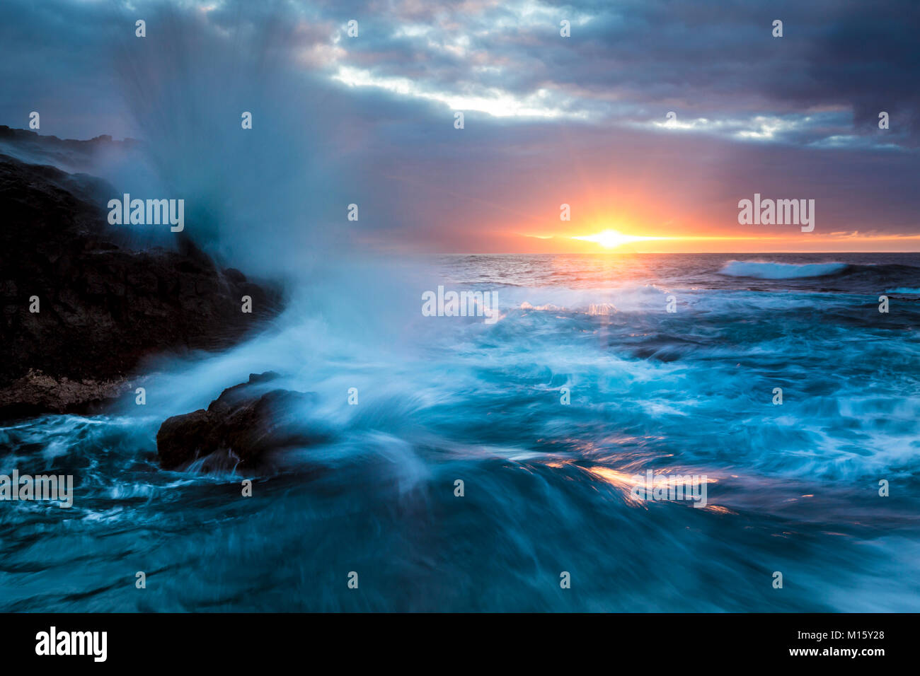 Surf,côte rocheuse avec des éclaboussures des vagues au coucher du soleil,Puerto de la Madera,femes, Tenerife, Îles Canaries, Espagne Banque D'Images