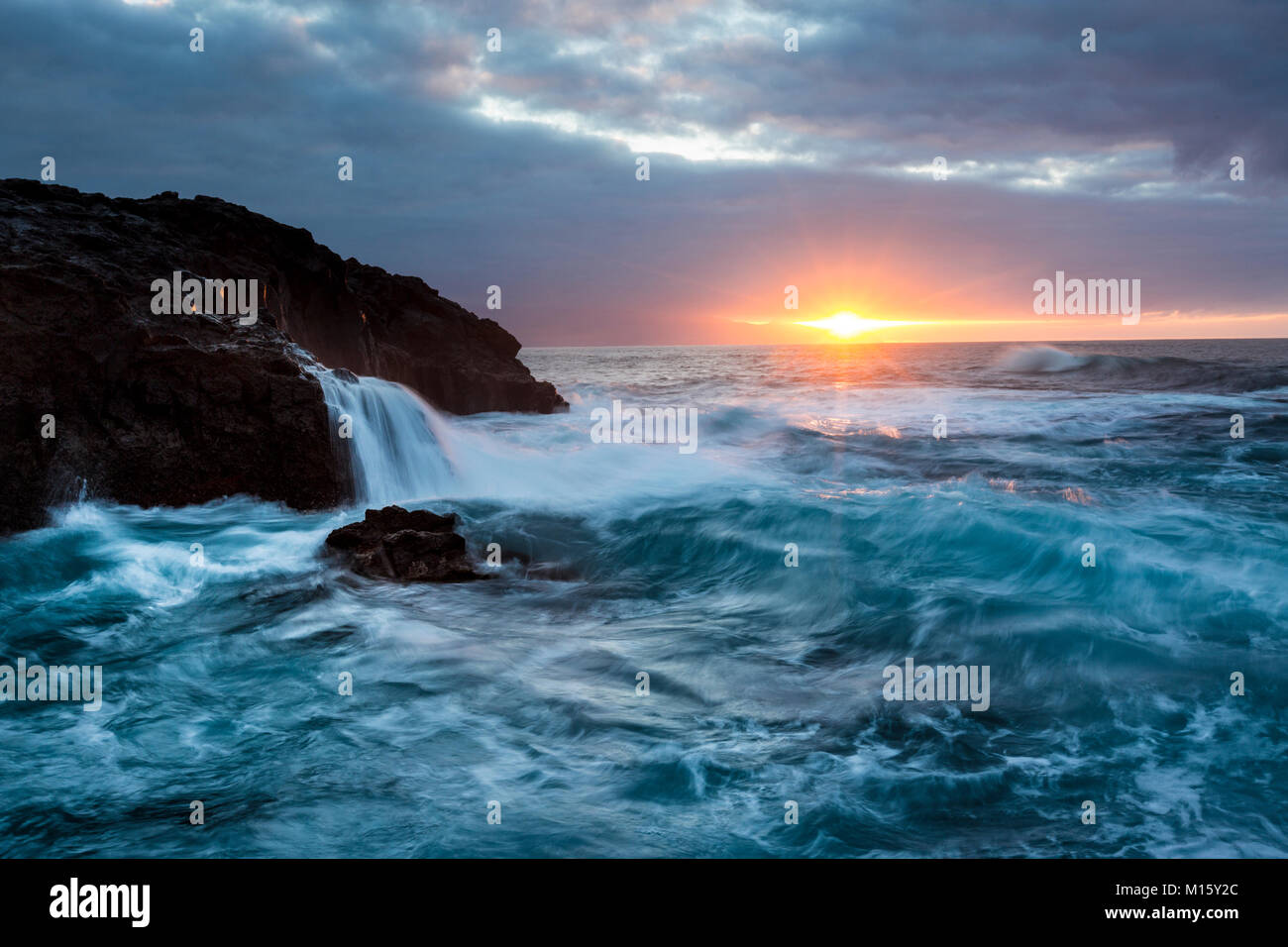 Côte Rocheuse,Surf avec des vagues de mousse au coucher du soleil,Puerto de la Madera,femes, Tenerife, Îles Canaries, Espagne Banque D'Images