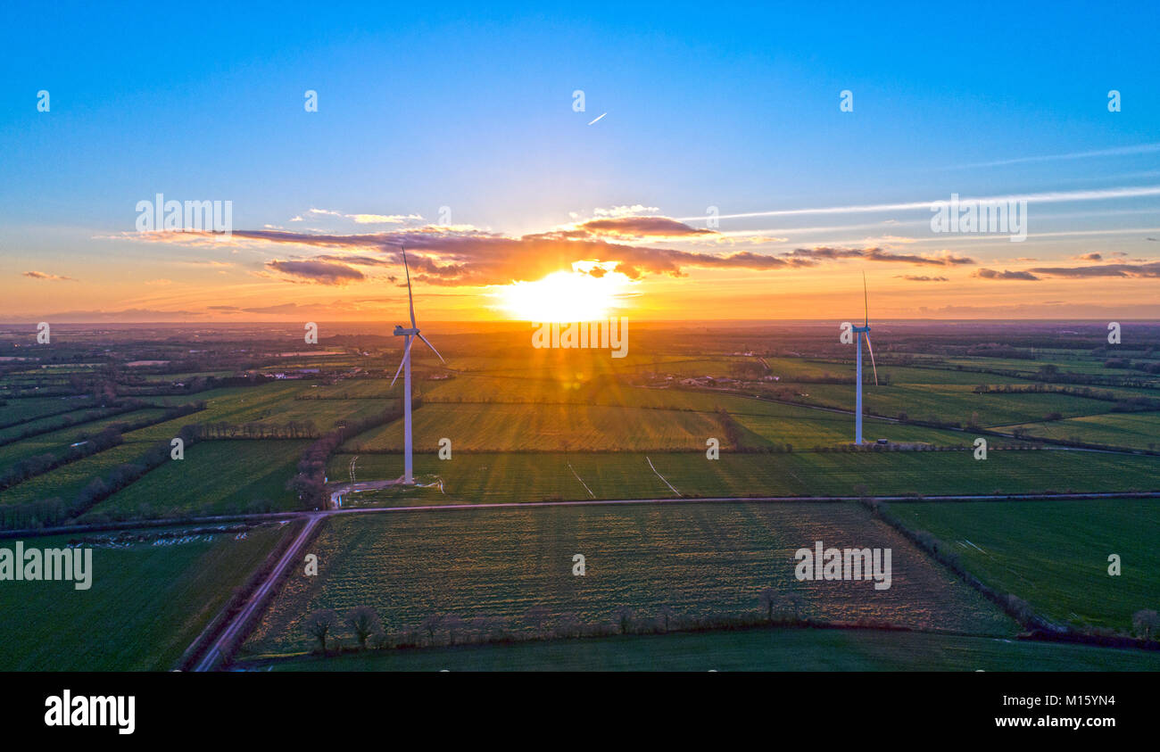 Photographie aérienne de moulins à vent au coucher du soleil à Sainte Pazanne, Loire Atlantique, France Banque D'Images