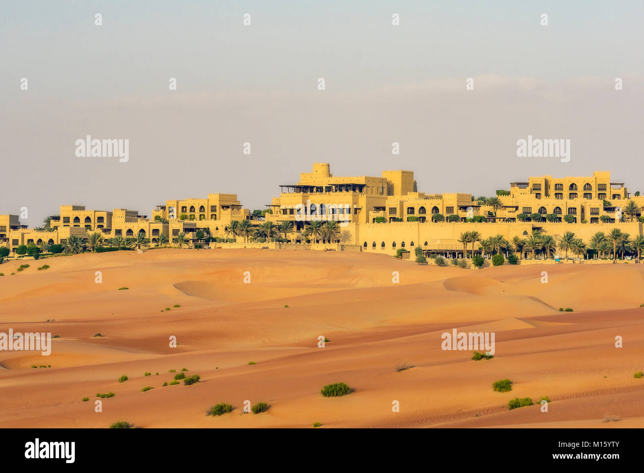 Hôtel Qasr Al Sarab,au milieu de dunes de sable,Rub Al-Khali désert,Abu Dhabi, Emirats Arabes Unis, Moyen-Orient Banque D'Images