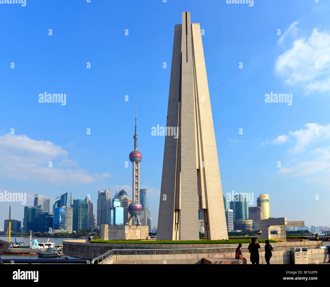 Shanghai, Chine - 1 novembre, 2017 : Le Monument aux héros du peuple pris du Bund avec la skyline de Pudong à l'arrière-plan. Banque D'Images