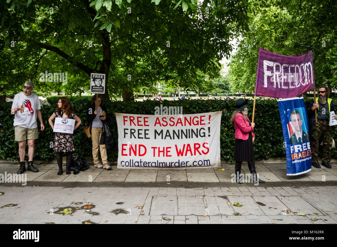 Les partisans de Bradley Manning attendre le verdict de la cour militaire à l'extérieur de l'ambassade des États-Unis à Londres, Royaume-Uni. Banque D'Images