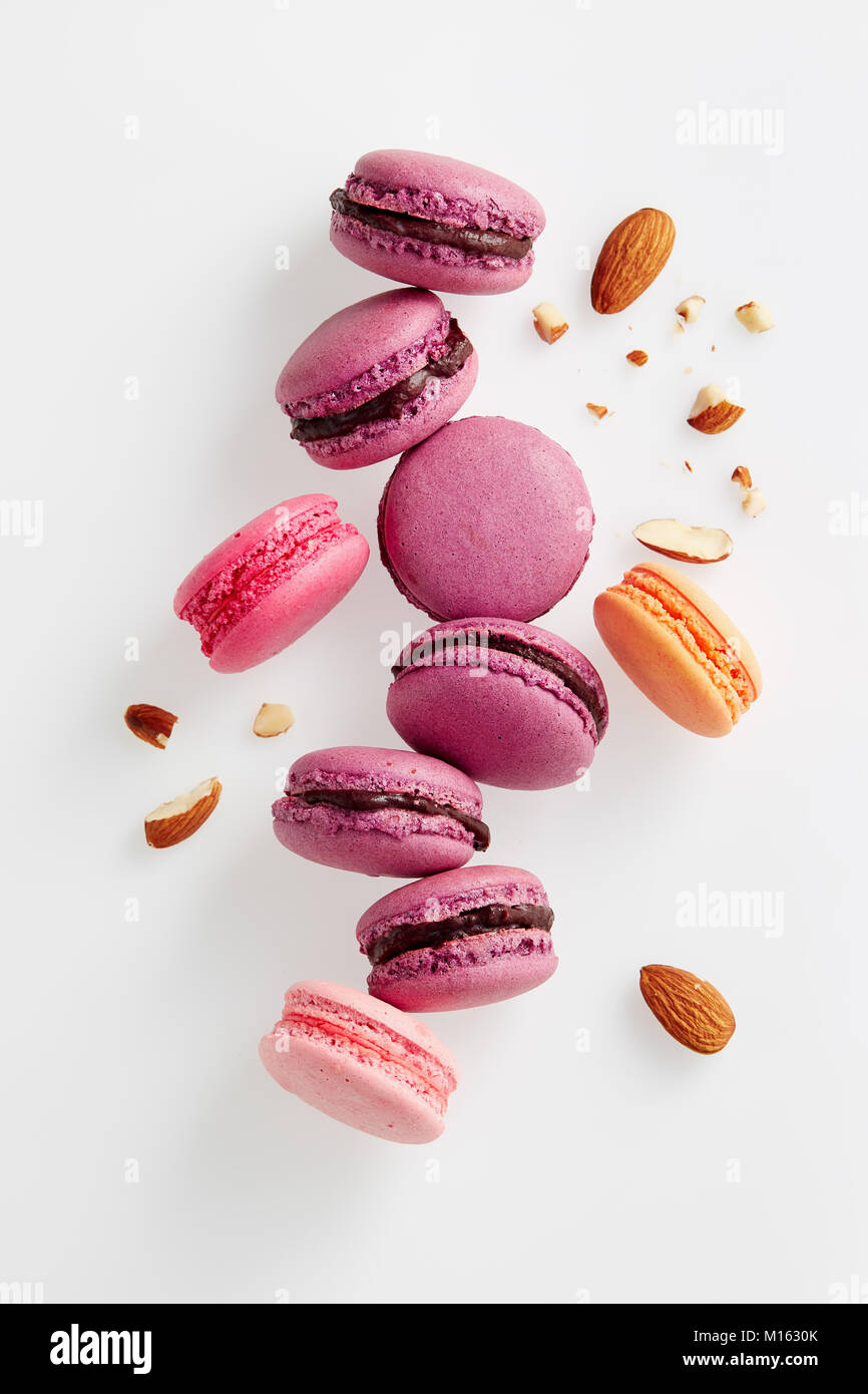 Macarons français avec des amandes. Sweet french macarons sur fond blanc. Banque D'Images