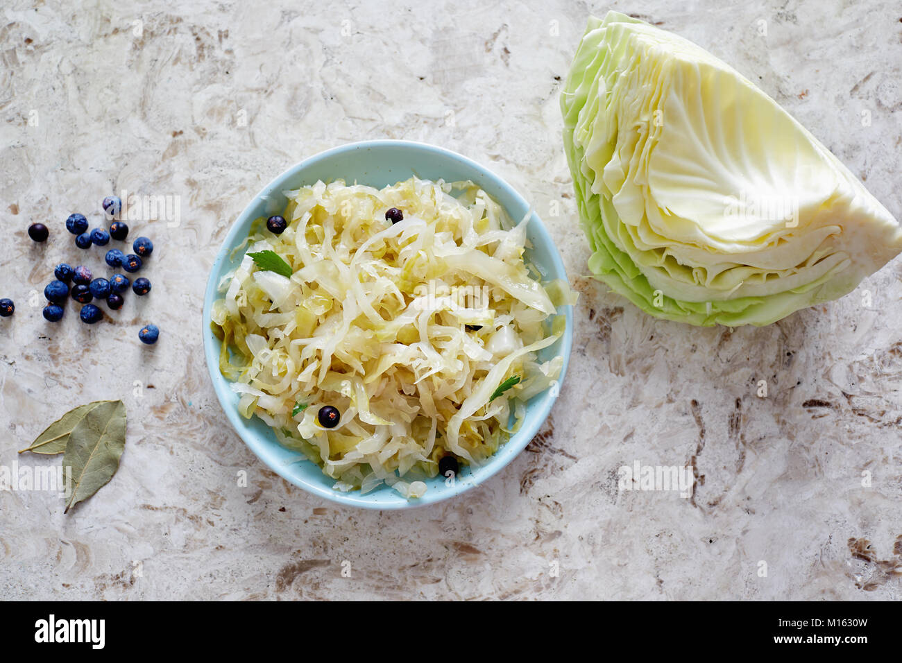 La choucroute dans un petit plat. La choucroute avec les baies de genièvre. Banque D'Images