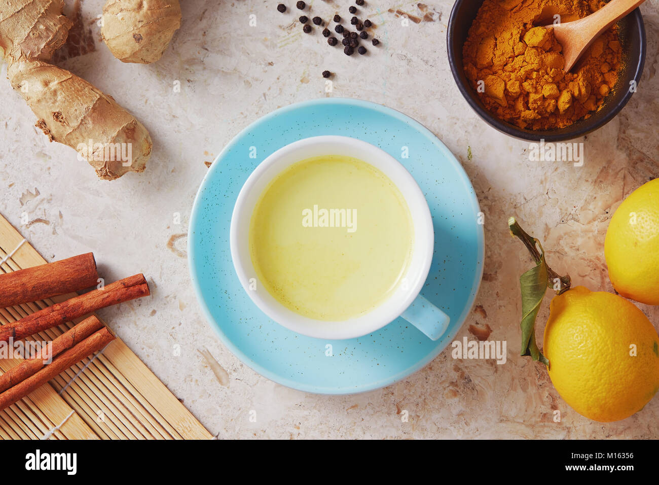 Detox délicieuse boisson à base de curcuma, le gingembre, le lait, le miel et la cannelle. En bonne santé et le curcuma aromatiques lait d'or thé. Banque D'Images