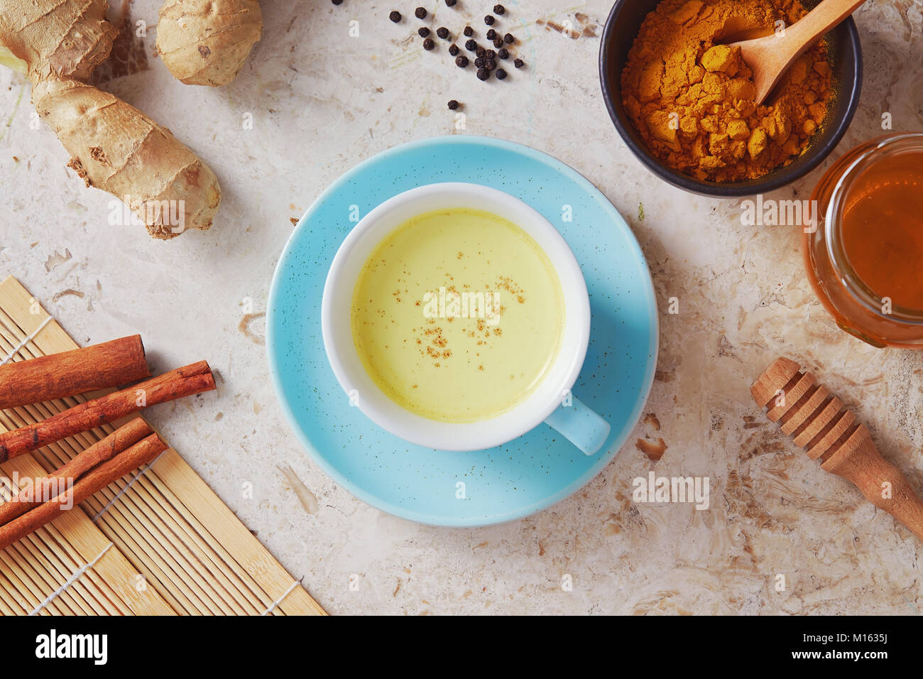 Detox délicieuse boisson à base de curcuma, le gingembre, le lait, le miel et la cannelle. En bonne santé et le curcuma aromatiques lait d'or thé. Banque D'Images