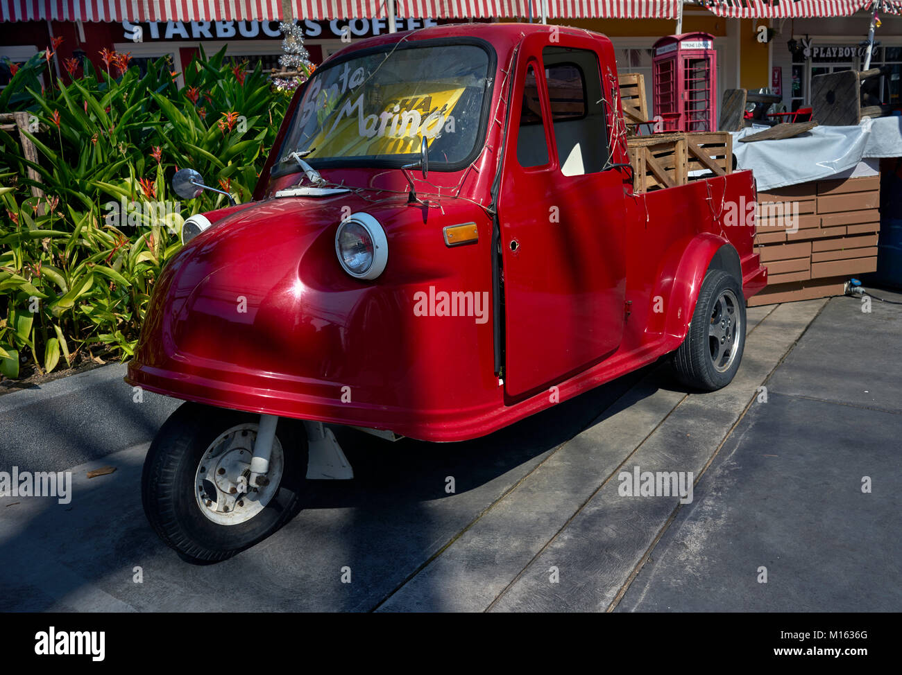 Daihatsu Midget Vintage camion de livraison rouge à 3 roues Banque D'Images