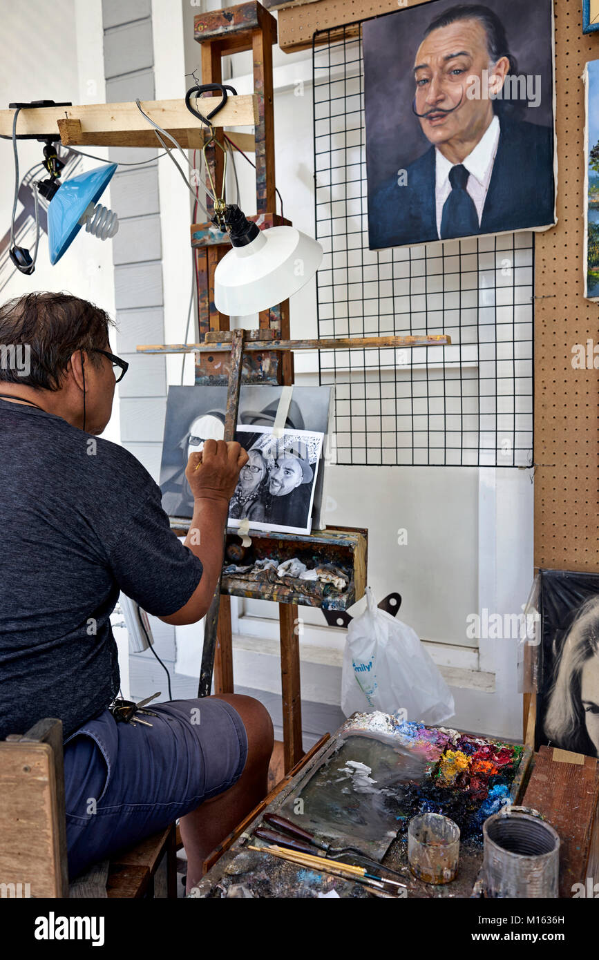 Peinture d'artiste en studio produisant des portraits de copie à partir de la photo. Banque D'Images