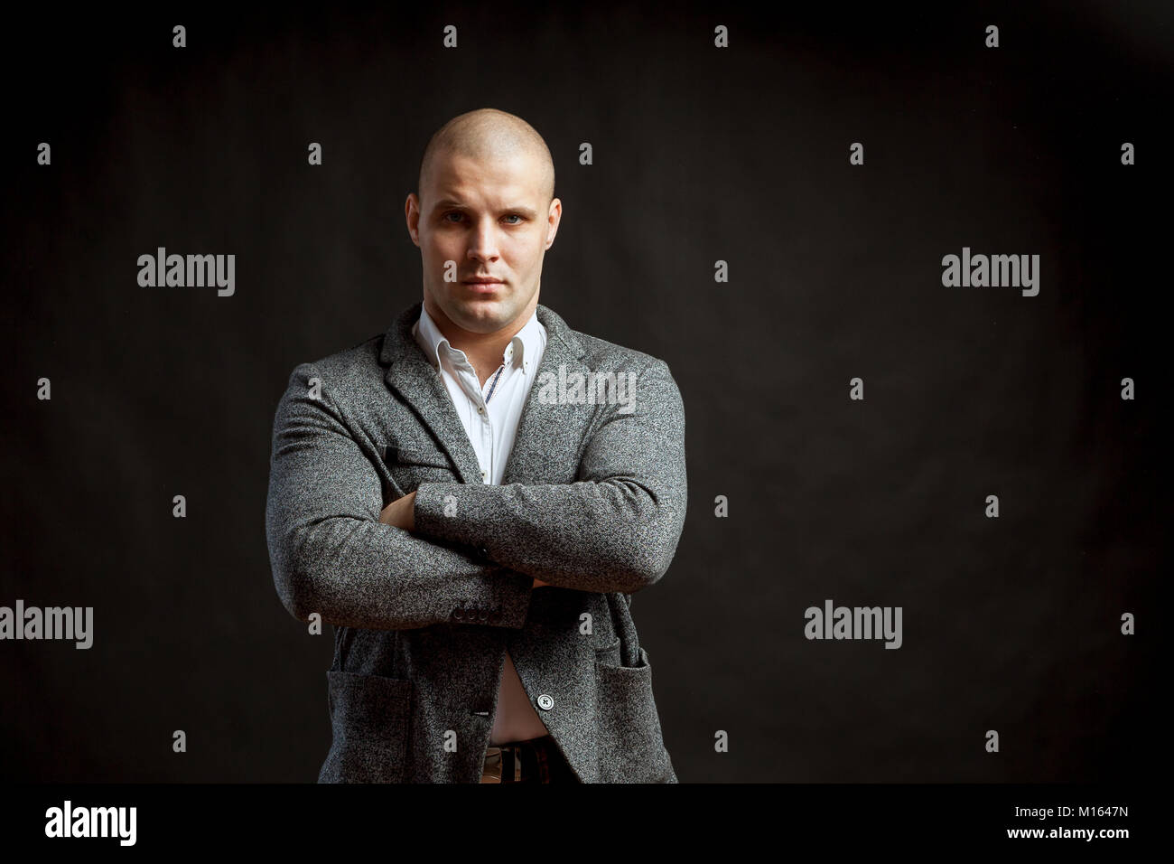Un Jeune Homme Chauve Dans Un Costume Gris Chemise Blanche