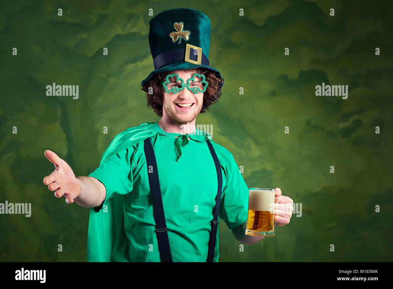 Un jeune homme aux cheveux bouclés à la Saint-Patrick, la fonction montre son doigt Banque D'Images