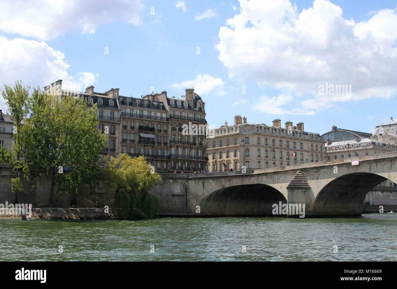 Le Pont Pont Royal avec la vue de bâtiments où la rue Quai Voltaire et le quai Anatole France street rencontrez, Seine, Banque D'Images