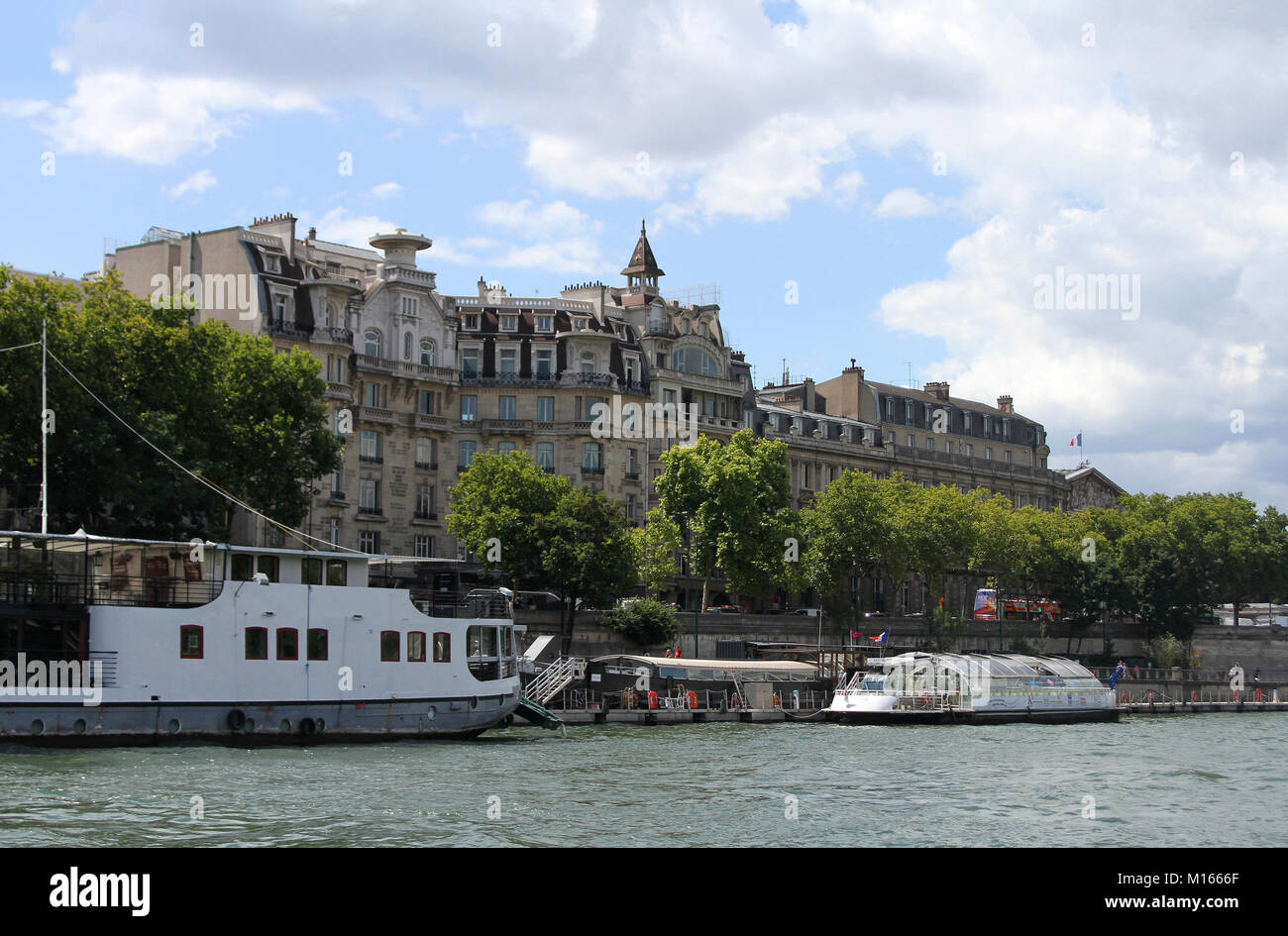 Des croisières sur la Seine et bâtiments du quai Anatole France, rue Banque D'Images