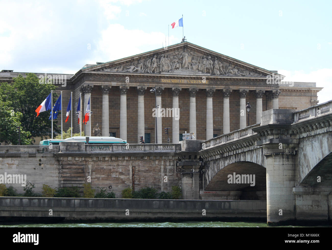 Portique du Palais Bourbon-siège pour l'Assemblée Nationale (Assemblée nationale française) et pont de la Concorde sur la rive gauche de la Seine Banque D'Images