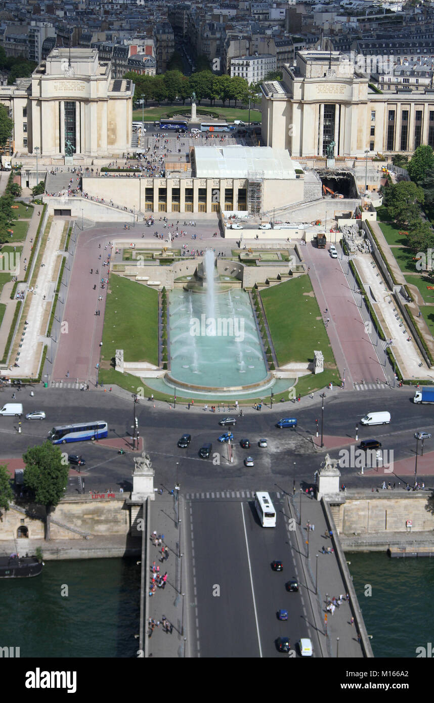 Vue sur Palais de Chaillot (Palais de Chaillot) et Jardins du Trocadéro (Jardins du Trocadéro) avec une partie du Pont d'Iena au nord-ouest du pont de Banque D'Images