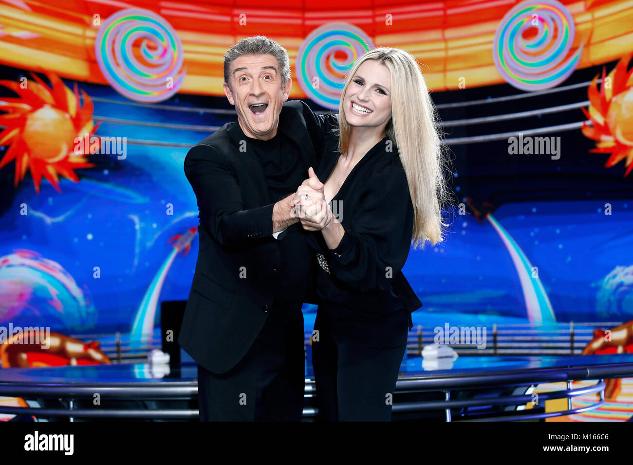 MILAN, ITALIE, le 4 décembre 2017 : animateur de télévision Michelle Hunziker et d'Ezio Greggio assister à la photo-call de 'Striscia la Notizia' sur Décembre Banque D'Images