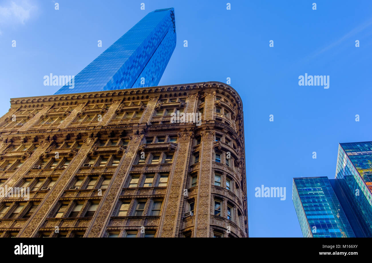 New York City, New York, Etats-Unis, janvier 2018, vieux et nouveaux bâtiments de Manhattan photographiés d'en dessous Banque D'Images