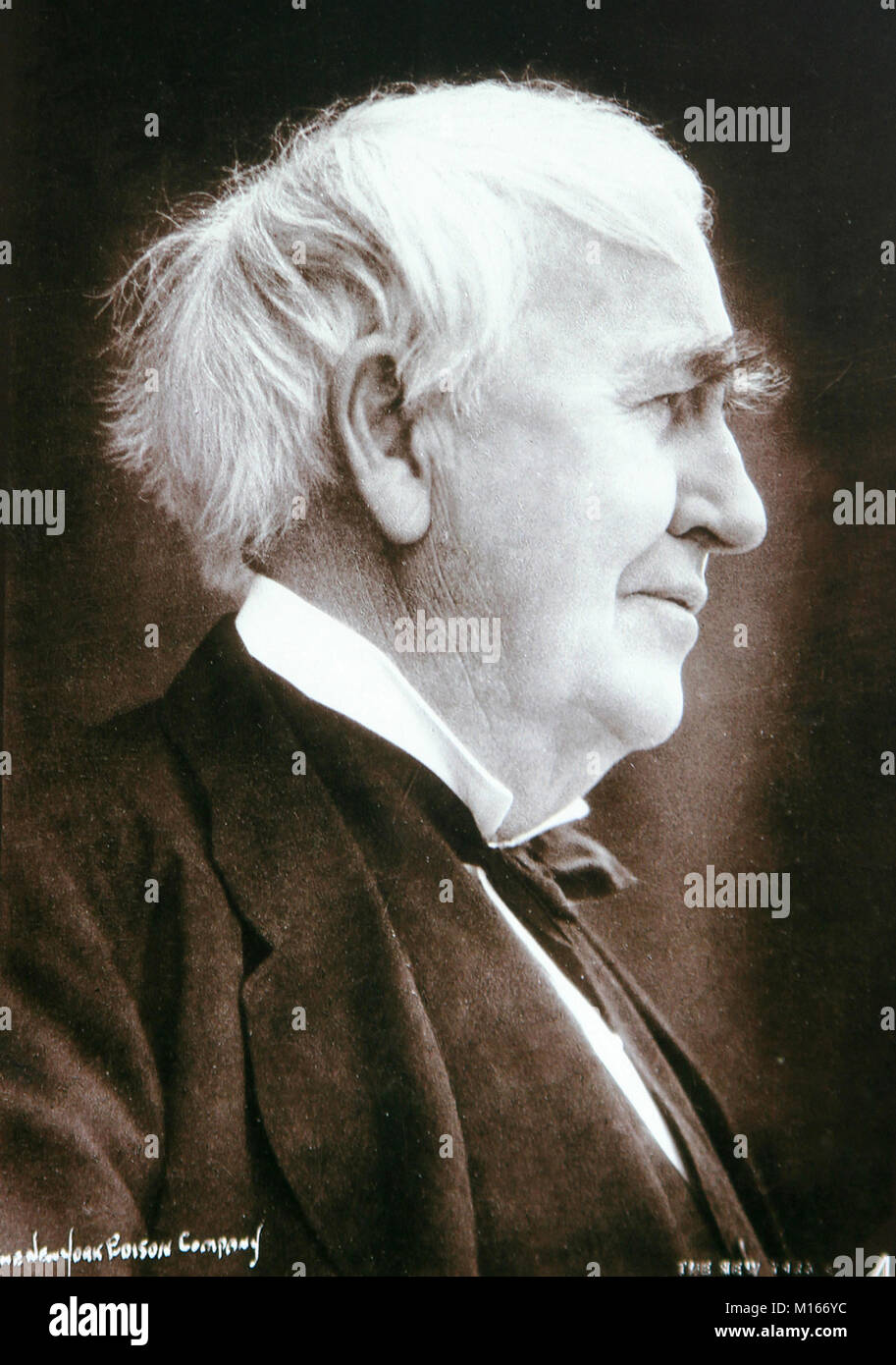 Ancienne photo de Thomas Edison l'inventeur (1920) à l'intérieur de la Tour Eiffel, Paris, France. Banque D'Images