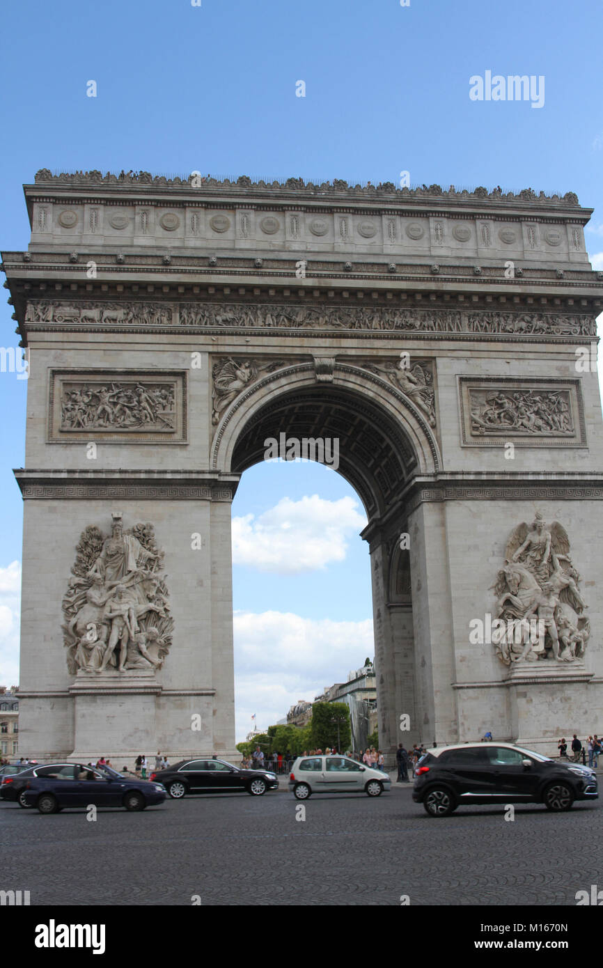 L'Arc de Triomphe de l'Etoile, l'Arc de Triomphe de l'avant avec des voitures qui passent dans la rue, Paris, France. Banque D'Images