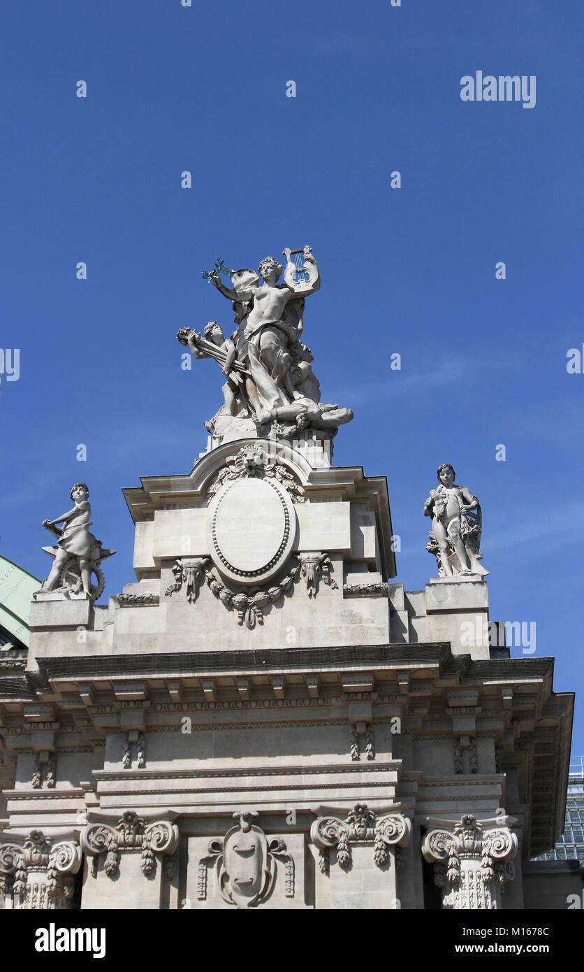 Statue de la paix appelé à l'avant droit de l'entrée principale du Grand Palais, Paris, France Banque D'Images Statue de la paix appelé à l'avant droit de l'entrée principale du Grand Palais, Paris, France Banque D'Images