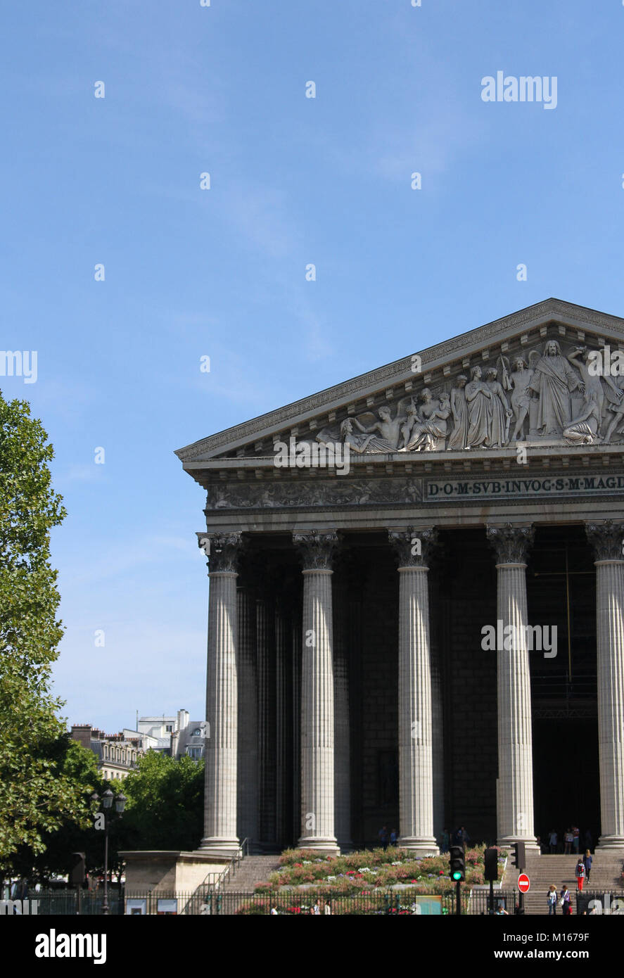 L'entrée avant de l'église Sainte-Marie-Madeleine (La Madeleine / l'église de la Madeleine), Paris, France. Banque D'Images