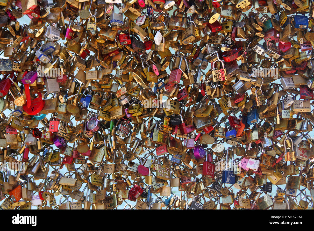 L'amour se bloque sur le côté garde-corps de pont le Pont des Arts, Seine, Paris, France. Banque D'Images