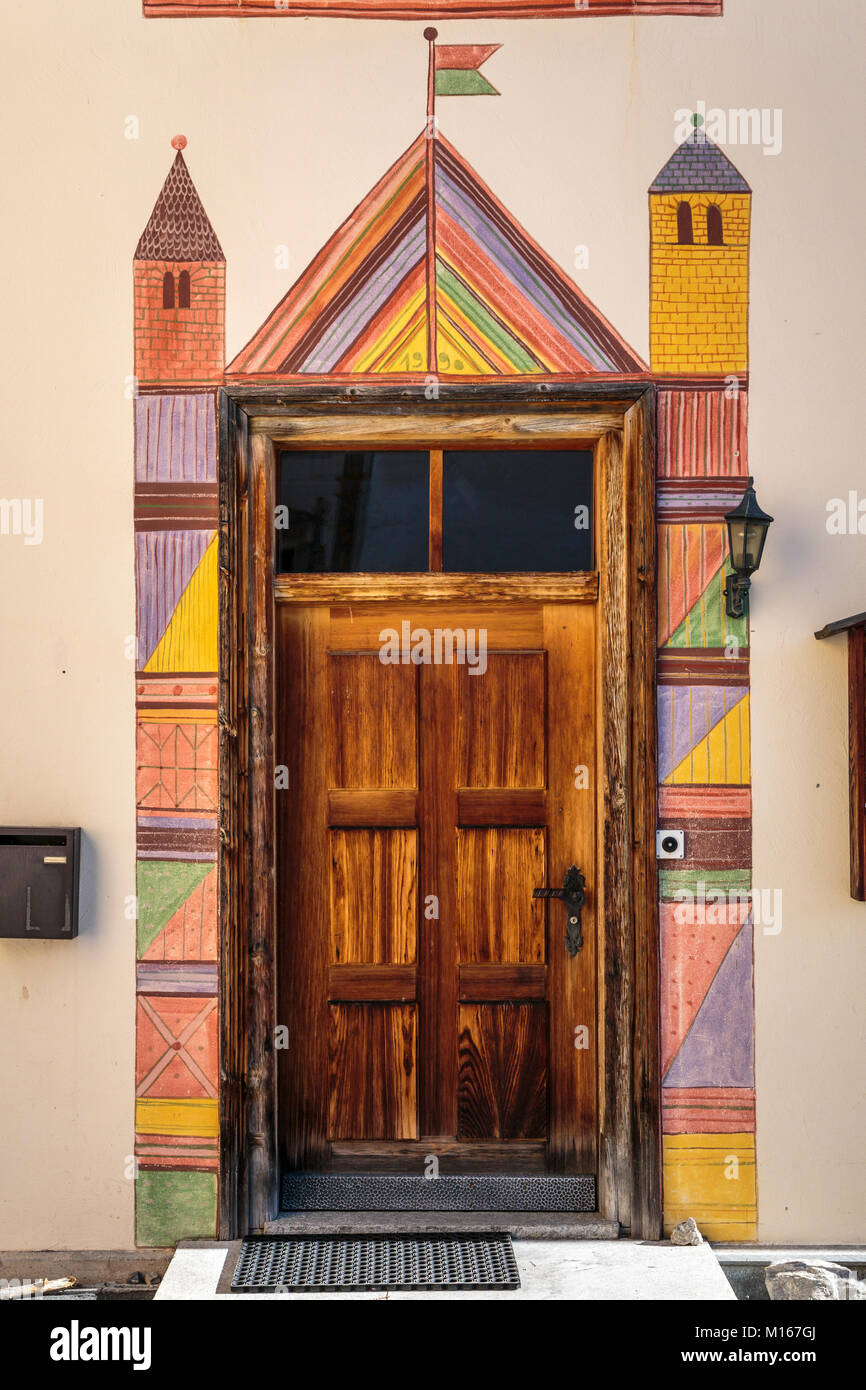 Une porte d'entrée dans le village de Fuldera, Suisse, Europe. Banque D'Images