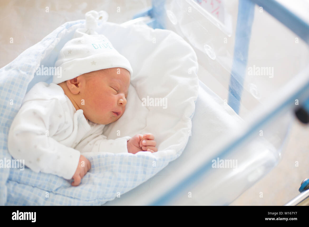 Beau Bebe Nouveau Ne Garcon Fixant En Creche De L Hopital Prenatale Photo Stock Alamy Beau Bebe Nouveau Ne Garcon Fixant En Creche De L Hopital Prenatale Photo Stock Alamy