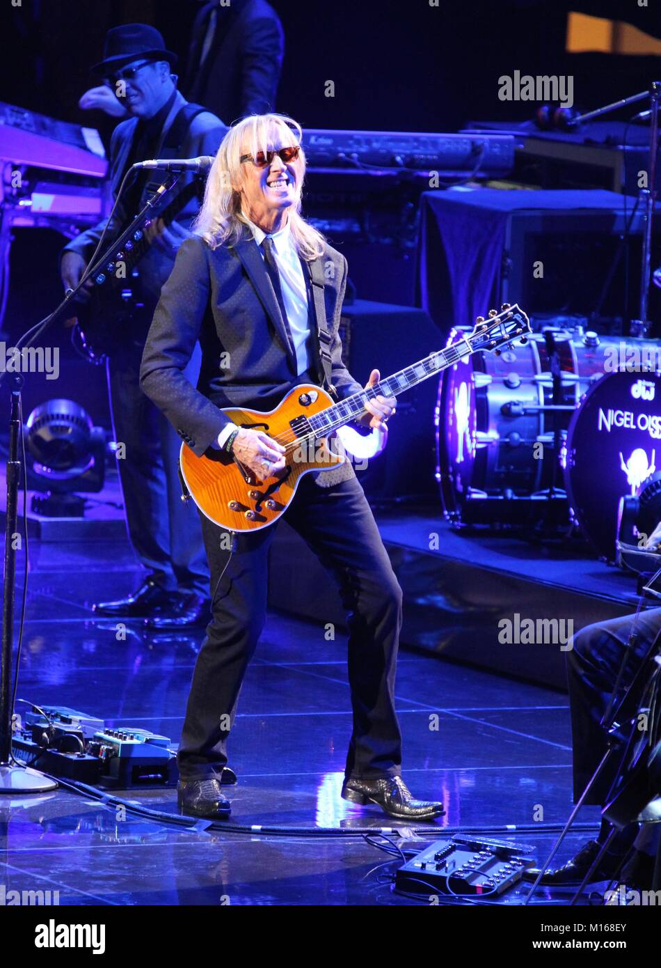 Elton johns lead guitar player Davey Johnstone joue dans le Madison Square  Garden 12/4/13 photo Michael Brito Photo Stock - Alamy