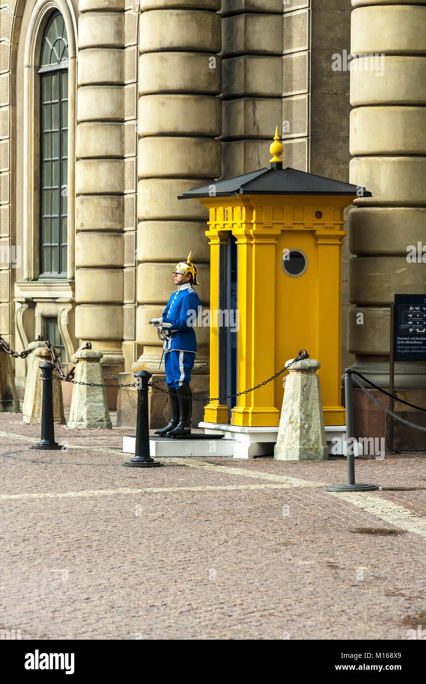 Stockholm, Suède - 17 Avril 2015 : protection principale au Palace est effectuée par des unités de l'armée suédoise. Il est Roi de Suède garde d'honneur et est Banque D'Images