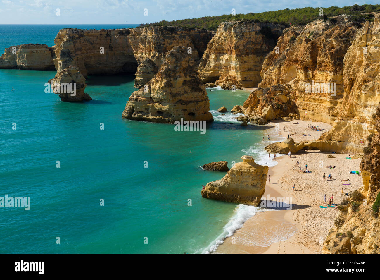 Plage et rochers colorés, Praia da Marinha, Carvoeiro, Algarve, Portugal Banque D'Images