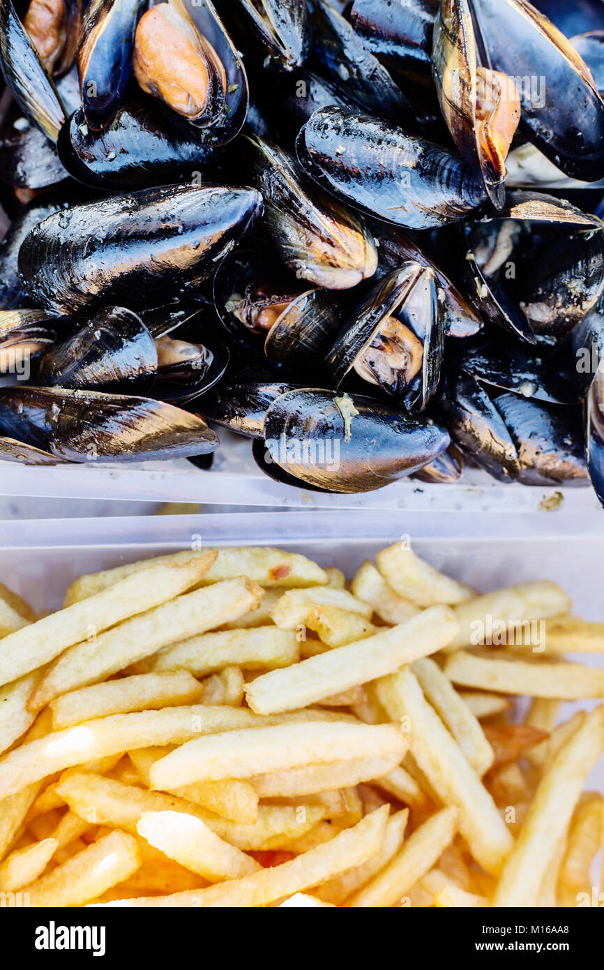 Plat national français, les moules avec frites à un festival de rue, Portbail, Cotentin, Normandie, France Banque D'Images