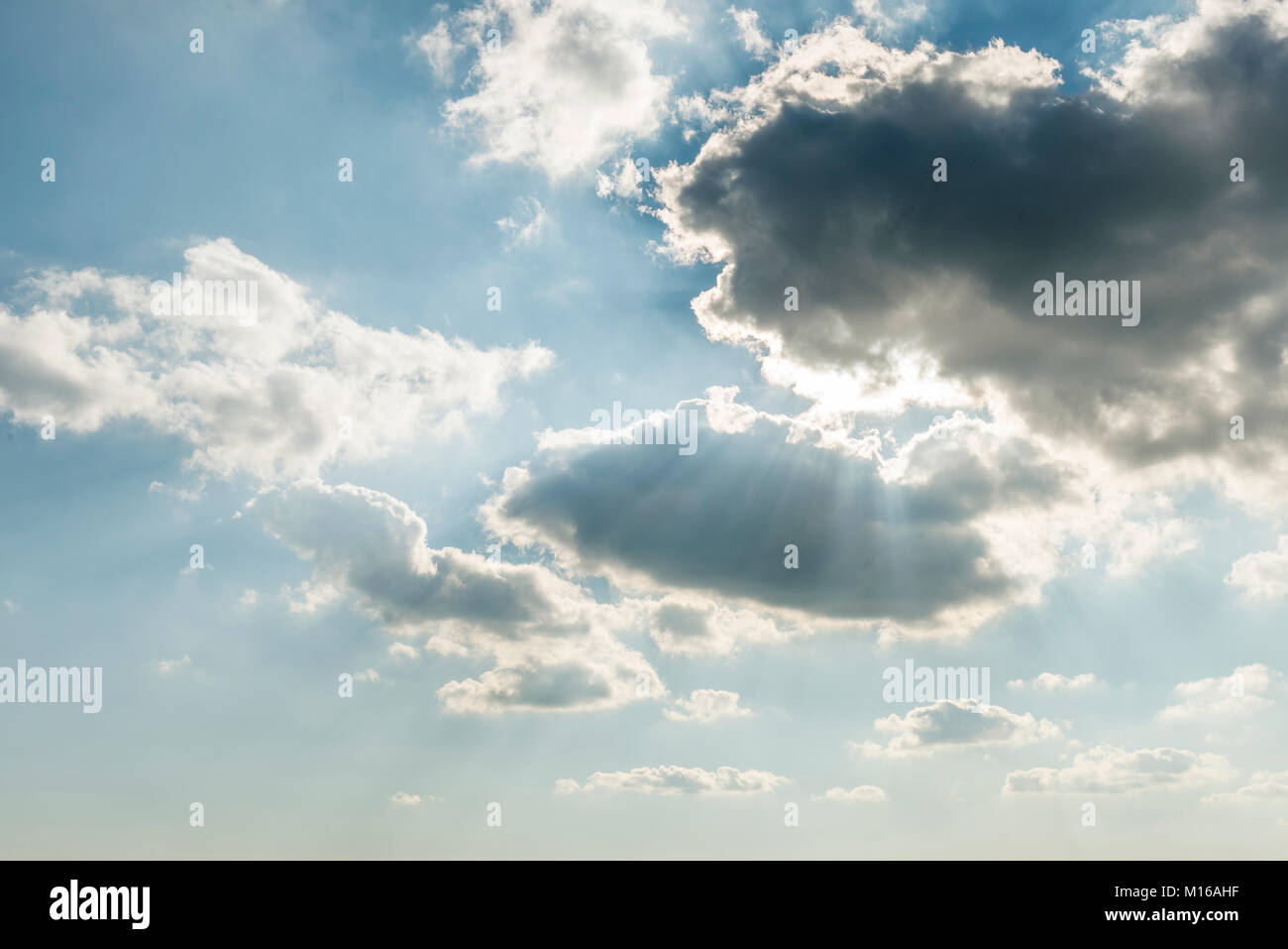 Le soleil brille derrière les nuages sombres, Allemagne Banque D'Images