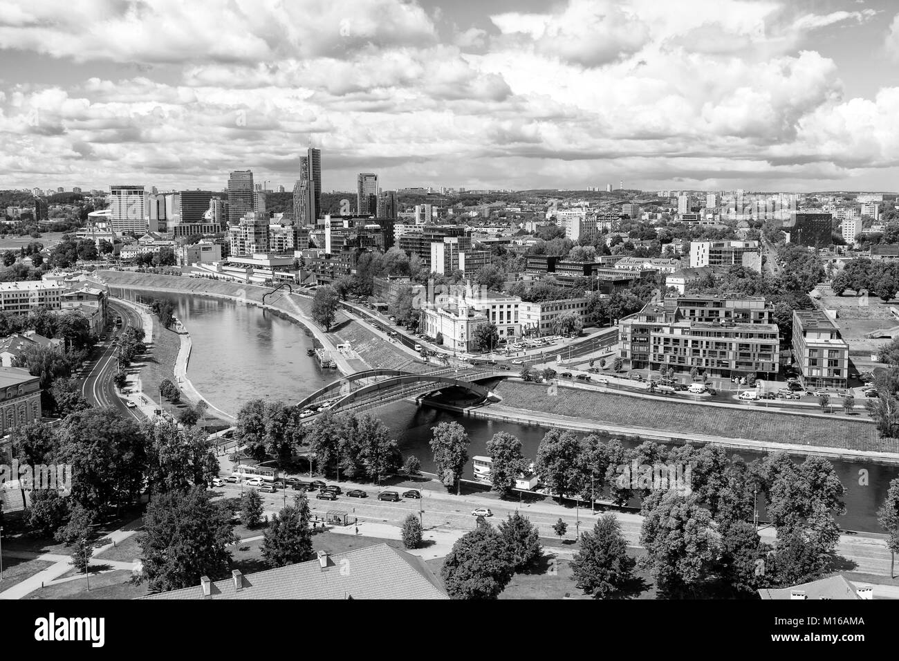 Vilnius, Lituanie - le 19 juillet 2016 : Vue du haut de la colline de la tour de Gediminas sur la rivière Vilnia et moderne centre de Vilnius Banque D'Images