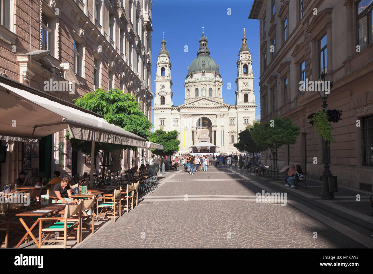Zrinyi utca avec de la basilique Saint-Étienne, Pest, Budapest, Hongrie Banque D'Images