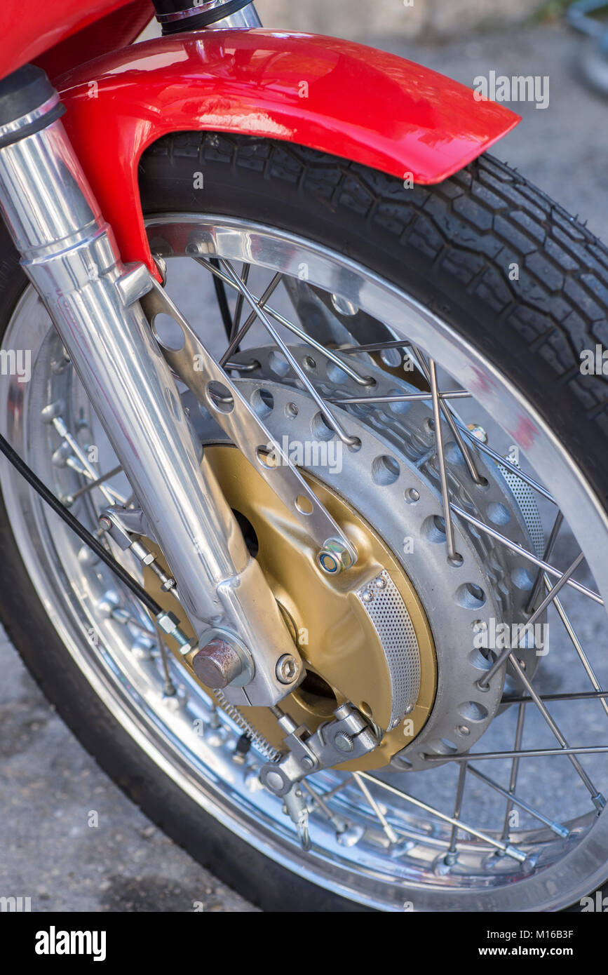 Tambour de frein avec prise d'air pour le refroidissement sur une moto  sport vingage Photo Stock - Alamy