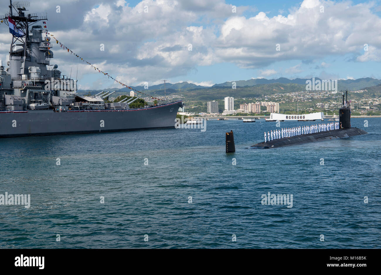 180126-N-LY160-0246 PEARL HARBOR, Hawaii (26 janvier 2018) l'équipage de la Virginia-classe sous-marin d'attaque rapide USS Missouri (SSN 780) rendre honneur à le cuirassé Missouri Memorial à la suite d'un changement de port d'attache, Groton (Connecticut). (U.S. Photo par marine Spécialiste de la communication de masse 2e classe Michael H. Lee/ libéré) Banque D'Images