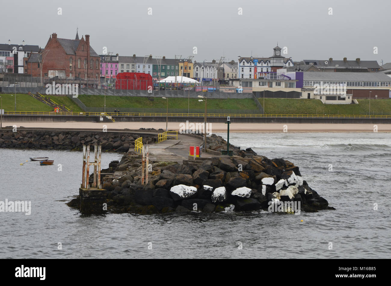 La bouche du port de Portrush Fr Antrim Irlande du Nord,N à la recherche sur la ville. Banque D'Images