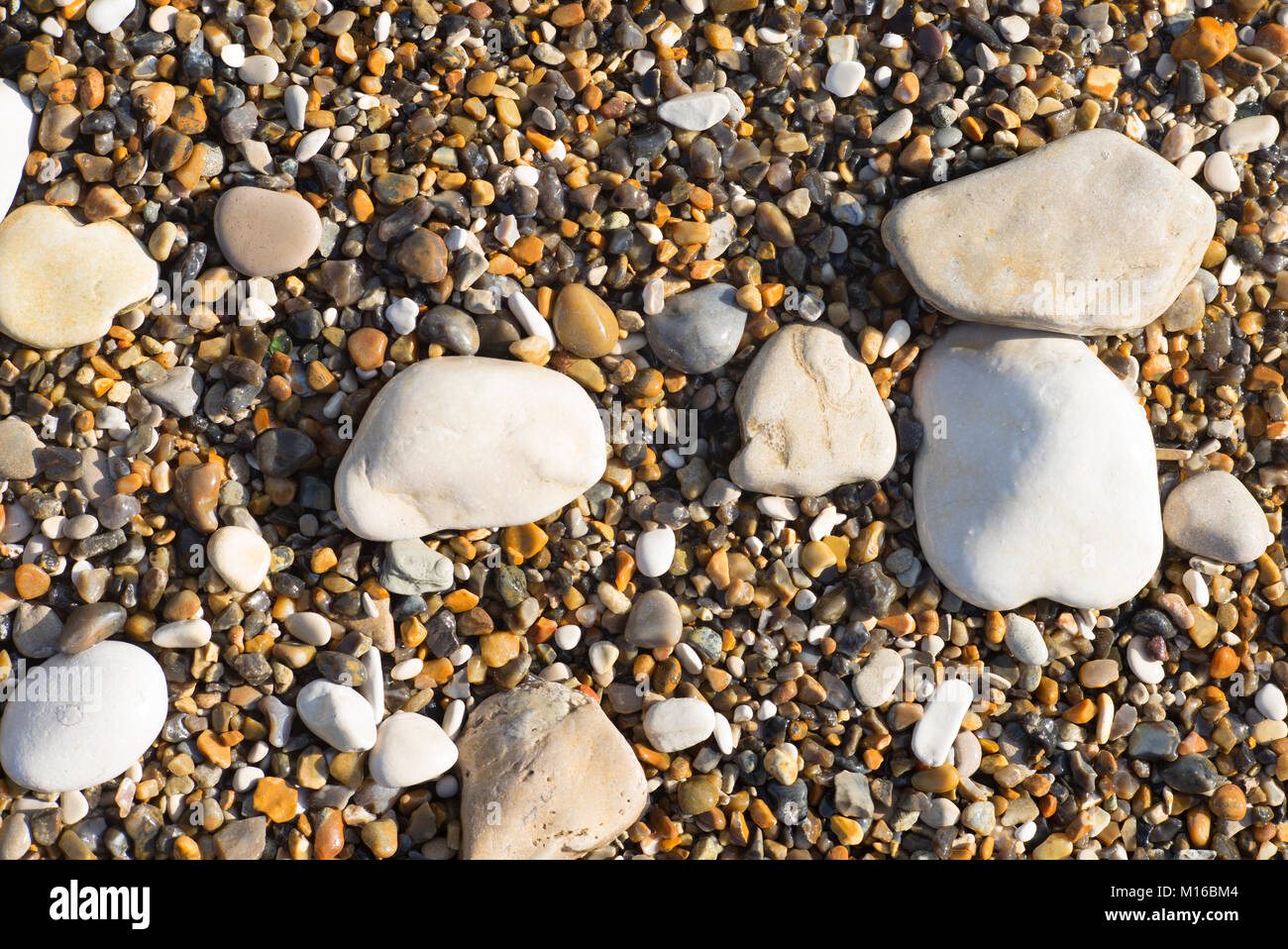 Cailloux et de galets sur une plage le long de la côte jurassique, Lulworth près de Wareham, Dorset, UK Banque D'Images